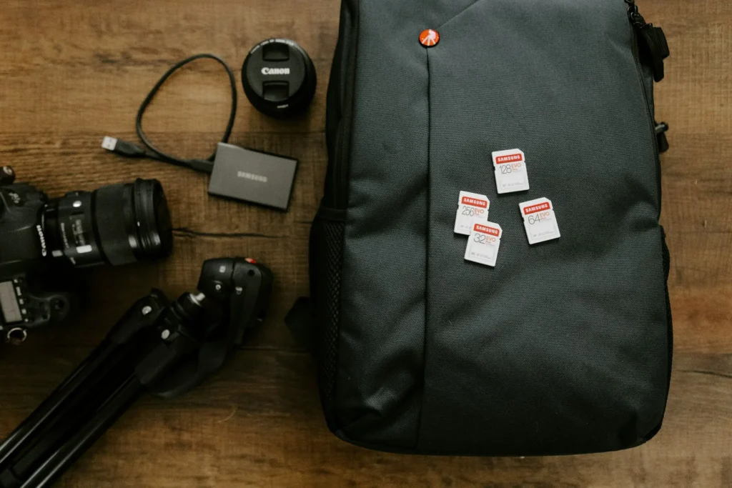 Sac tech nomade avec accessoires créateur : appareil photo, cartes mémoire, SSD