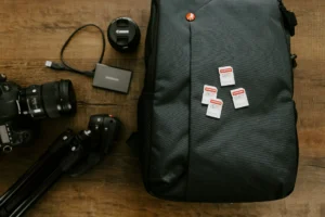 Sac tech nomade avec accessoires créateur : appareil photo, cartes mémoire, SSD